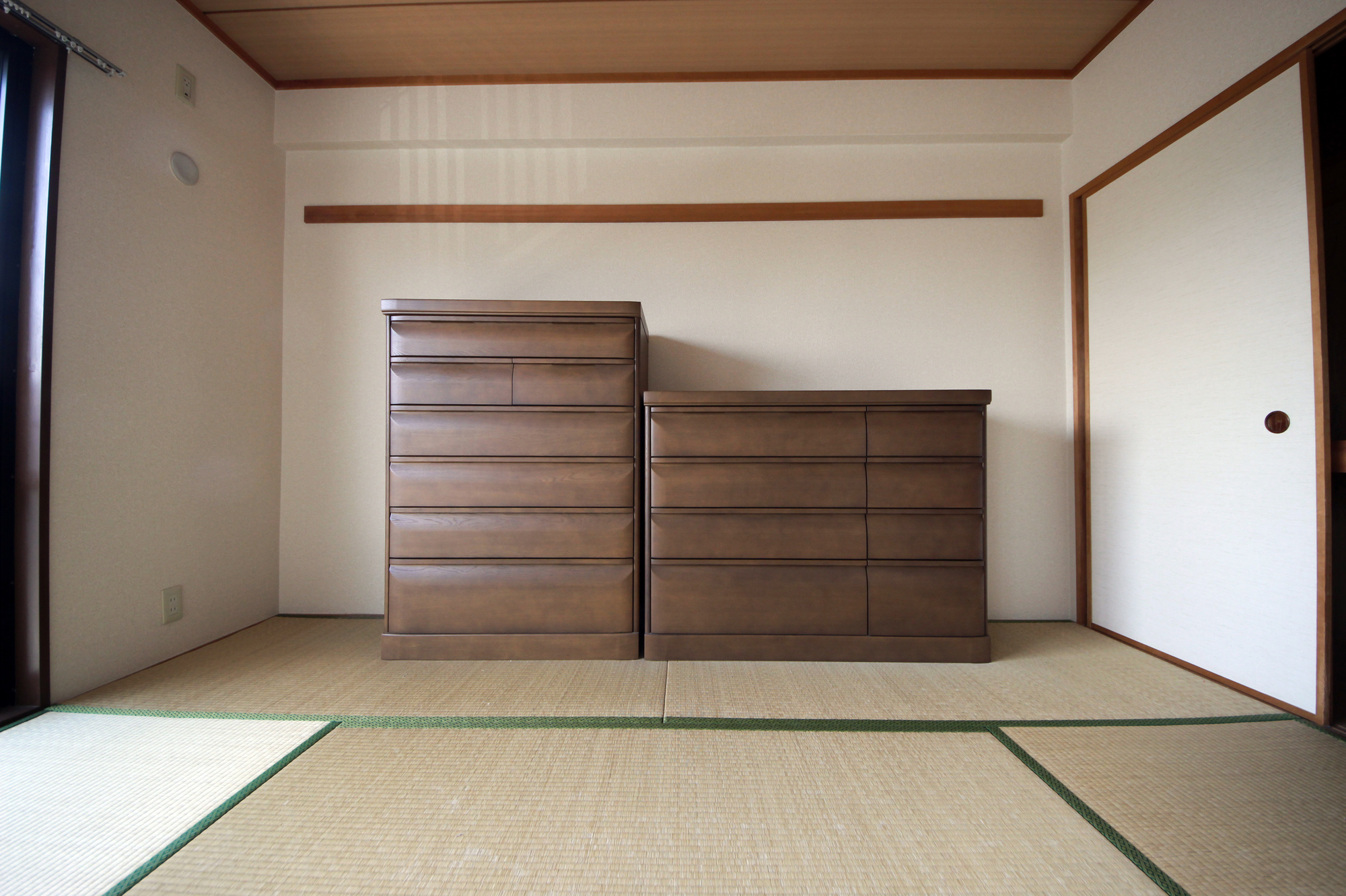 墨田区での部屋にタンスだけ置かれている写真